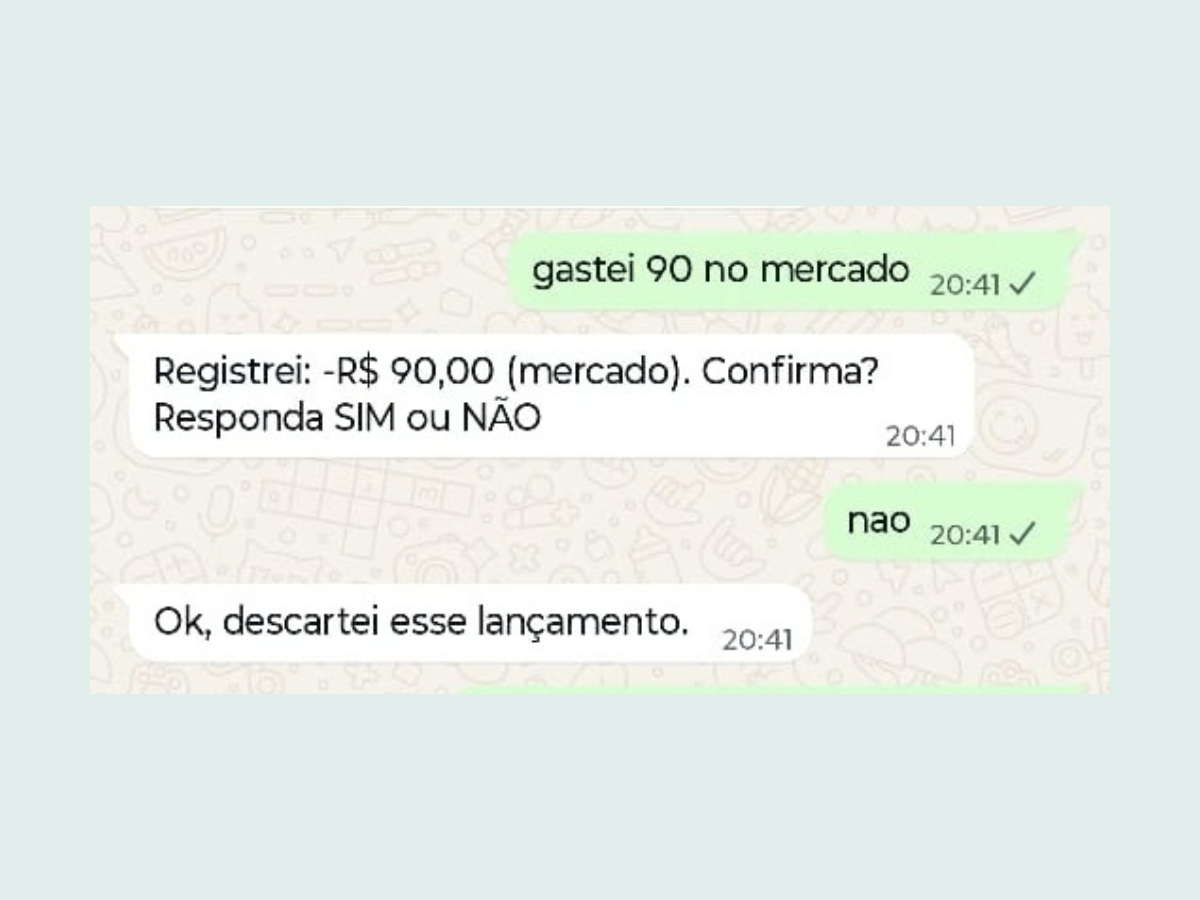 Conversa no WhatsApp: o usuário registra um gasto, o Multiplica pede confirmação, o usuário responde NÃO e o lançamento é descartado